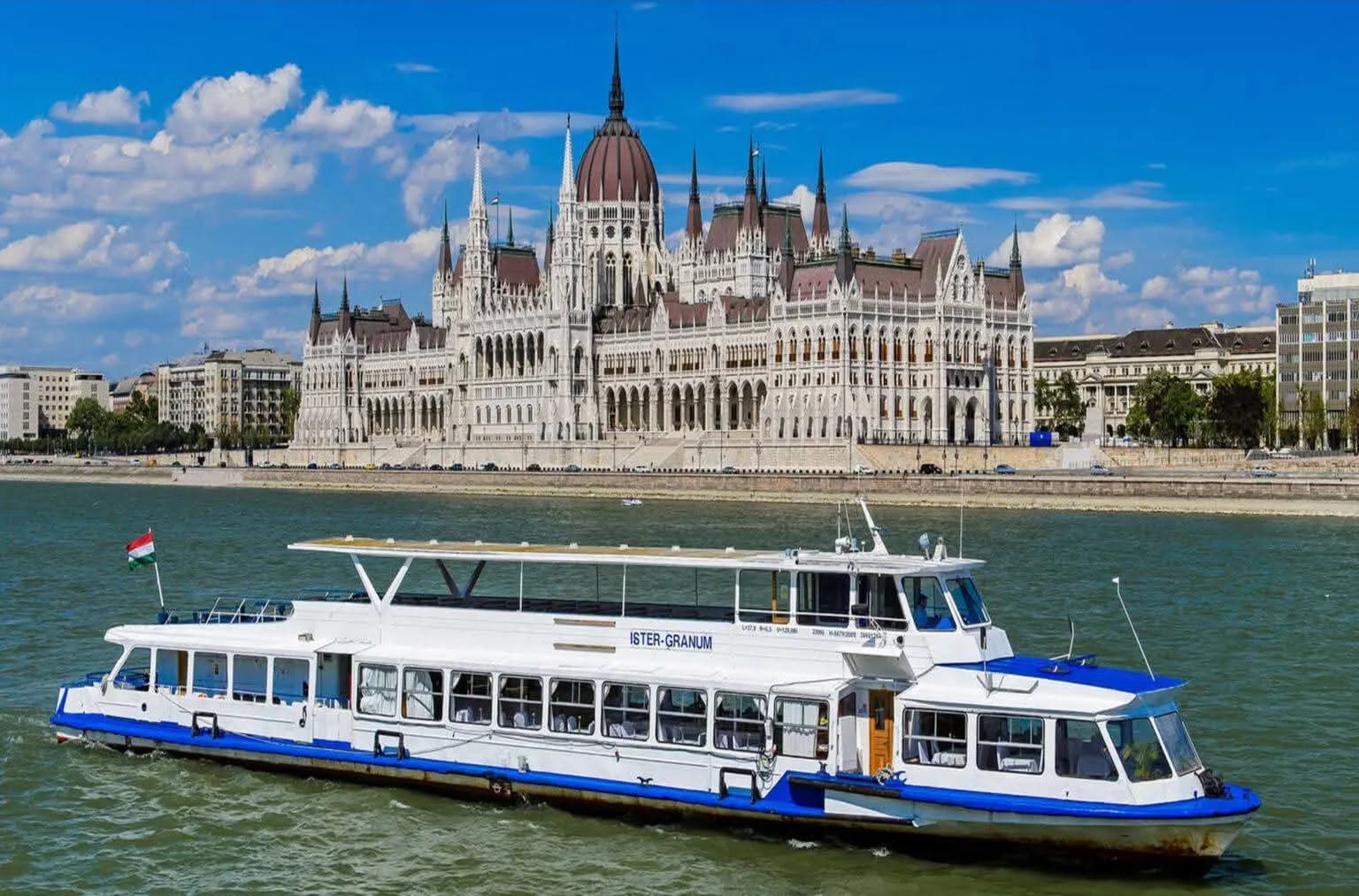 Parlament w Budapeszcie od strony Dunaju