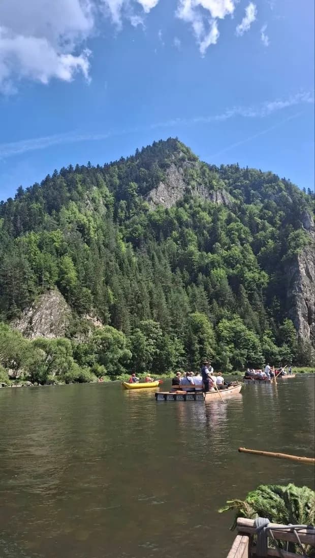 Tratwy flisackie na Dunajcu pod szczytem Pienin